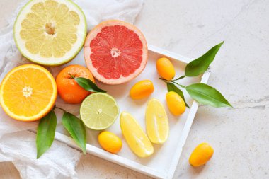 Narenciye ışık arka plan üzerinde kümesi: portakal, mandalina, limon, greyfurt, limon, Kamkat, mandalina. Taze organik sulu meyve. Vitamin C sağlıklı gıda kavramı kaynak