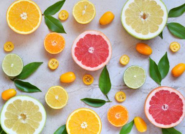 Narenciye ışık arka plan üzerinde kümesi: portakal, mandalina, limon, greyfurt, limon, Kamkat, mandalina. Taze organik sulu meyve. Vitamin C sağlıklı gıda kavramı kaynak