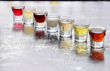 Alkollü içecekler. Şarap, konyak, likör, tentür, konyak, cam, şişe viski kümesi. Alkol ve alkollü kokteyller ve içecek yapmak için çok çeşitli. Kopya alanı.