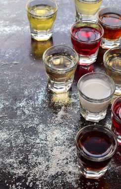 Alkollü içecekler. Şarap, konyak, likör, tentür, konyak, cam, şişe viski kümesi. Alkol ve alkollü kokteyller ve içecek yapmak için çok çeşitli. Kopya alanı.