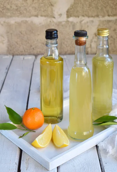 ガラス瓶や柑橘系の果物 つおいしい黄色のアルコール飲料 オレンジ風味のリキュール イタリアのリモンチェッロ リキュール タンジェリンのチンキ — ストック写真