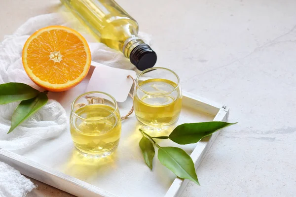 Orangenlikör Glas Köstlichen Gelben Alkohol Trinken Zitrusschnaps Glasflasche Schuss Kopierraum — Stockfoto