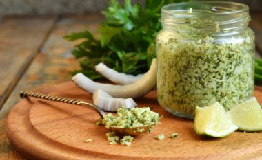 Hindistan cevizi chutney ile taze maydanoz, kişniş ve limon suyu. Popüler Hint garnitür. Gluten, süt, buğday ücretsiz. AIP otoimmün Paleo