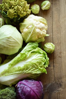 Lahana ahşap arka plan üzerinde farklı çeşitleri. Organik taze sebze - karnabahar, alabaşlar, brokoli, mor lahana. Çiğ gıda. Sağlıklı gıda.