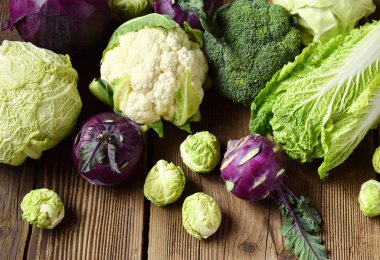 Lahana ahşap arka plan üzerinde farklı çeşitleri. Organik taze sebze - karnabahar, alabaşlar, brokoli, mor lahana. Çiğ gıda. Sağlıklı gıda.