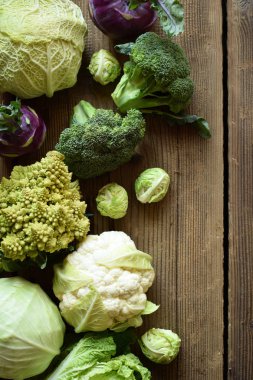 Lahana ahşap arka plan üzerinde farklı çeşitleri. Organik taze sebze - karnabahar, alabaşlar, brokoli, mor lahana. Çiğ gıda. Sağlıklı gıda.