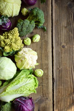 Lahana ahşap arka plan üzerinde farklı çeşitleri. Organik taze sebze - karnabahar, alabaşlar, brokoli, mor lahana. Çiğ gıda. Sağlıklı gıda.