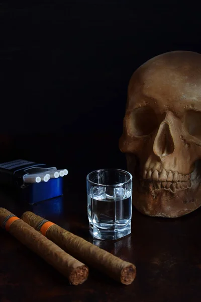 Cráneo Humano Cigarrillos Cigarros Alcohol Sobre Fondo Oscuro Adicción Nicotina — Foto de Stock