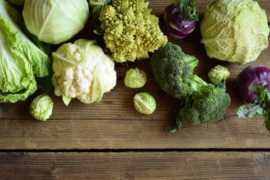 Lahana ahşap arka plan üzerinde farklı çeşitleri. Organik taze sebze - karnabahar, alabaşlar, brokoli, mor lahana. Çiğ gıda. Sağlıklı gıda.