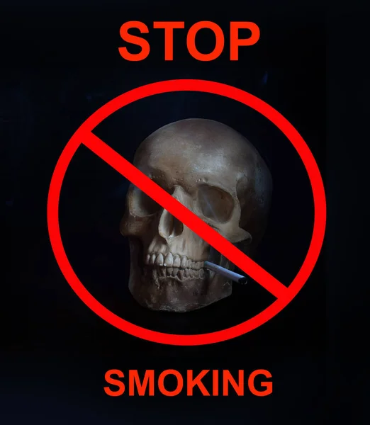 Crânio Humano Com Cigarro Nos Dentes Fundo Escuro Pare Fumar — Fotografia de Stock