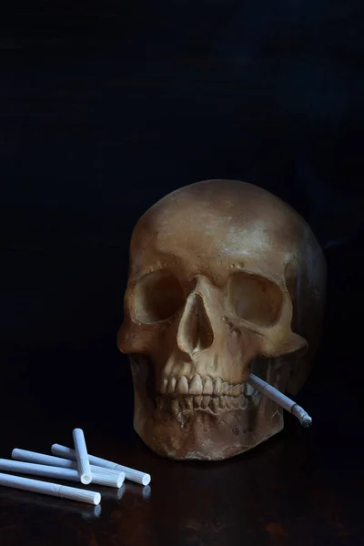 Cráneo Humano Con Cigarrillo Los Dientes Sobre Fondo Oscuro Deja — Foto de Stock