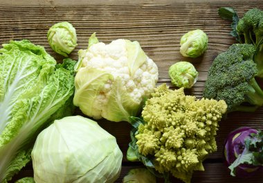 Lahana ahşap arka plan üzerinde farklı çeşitleri. Organik taze sebze - karnabahar, alabaşlar, brokoli, mor lahana. Çiğ gıda. Sağlıklı gıda.