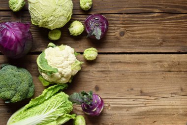 Lahana ahşap arka plan üzerinde farklı çeşitleri. Organik taze sebze - karnabahar, alabaşlar, brokoli, mor lahana. Çiğ gıda. Sağlıklı gıda.