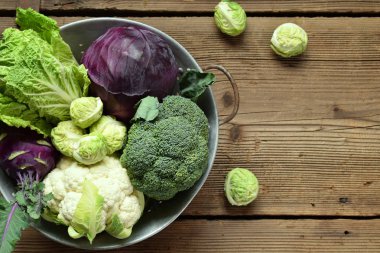 Lahana ahşap arka plan üzerinde farklı çeşitleri. Organik taze sebze - karnabahar, alabaşlar, brokoli, mor lahana. Çiğ gıda. Sağlıklı gıda.