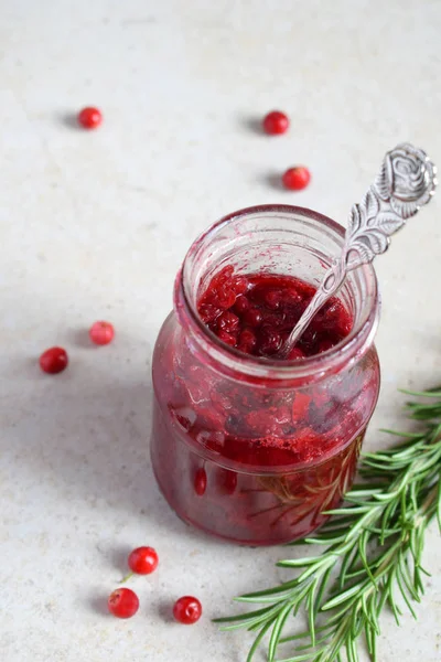 Bekend Saus Met Rozemarijn Kokos Suiker Cranberry Confiture Pittige Bessen — Stockfoto