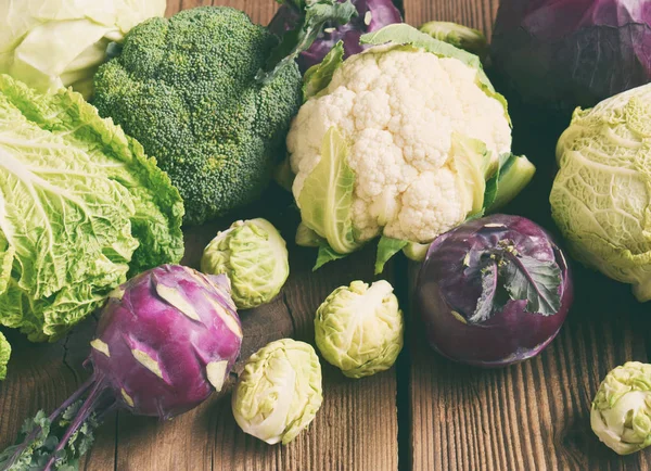 Diverse Varietà Cavoli Sfondo Legno Verdure Fresche Biologiche Cavolfiore Cavolo — Foto Stock