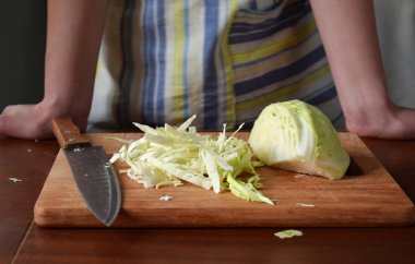 Kadın aşçı lahana turşusu veya ahşap zemin üzerine salata. Adım 1 - Chop lahana. Fermente korunmuş sebze gıda kavramı