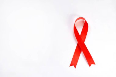 Beyaz zemin üzerine kırmızı kurdele. Dünya AIDS Günü kavramı.