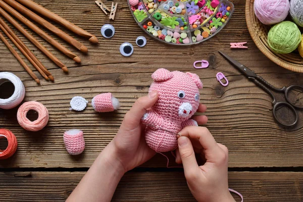 Fazer Porco Rosa Brinquedo Crochê Para Criança Fios Mesa Agulhas — Fotografia de Stock