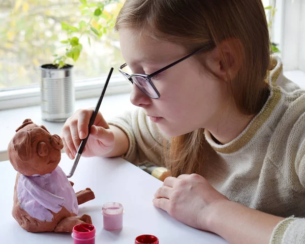 Młode Nastoletnie Dziewczyny Sprawia Zabawka Farby Gliny Świnia Gwasz Kreatywny — Zdjęcie stockowe