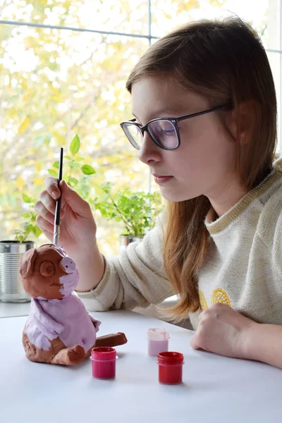 Młode Nastoletnie Dziewczyny Sprawia Zabawka Farby Gliny Świnia Gwasz Kreatywny — Zdjęcie stockowe