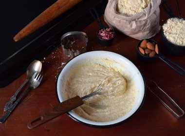 Nohut badem ve tea gül yaprakları ile kurabiye hamur işleri yapmak. Geleneksel Doğu tatlılar. Ücretsiz Gluten. Tahıl ücretsiz. Paleo diyet. Sağlıklı gıda. Adım 1. Şeker tereyağı yendi.
