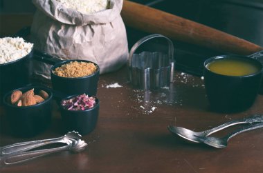 Nohut badem ve tea gül yaprakları ile kurabiye hamur işleri yapmak. Geleneksel Doğu tatlılar. Ücretsiz Gluten. Tahıl ücretsiz. Paleo diyet. Sağlıklı gıda.