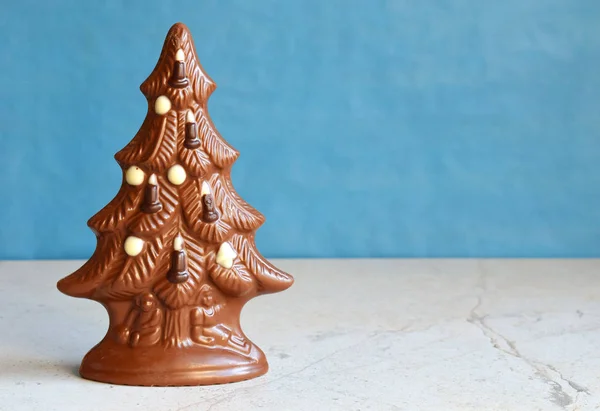 Mavi Zemin Üzerine Çikolata Noel Ağacı Mutlu Yeni Yıl Mutlu — Stok fotoğraf