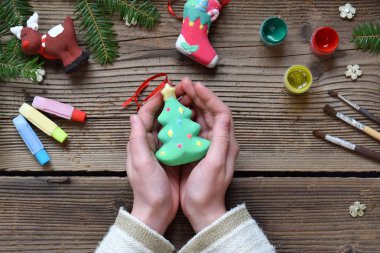 Noel oyuncaklar için önerilerim Porselen takımlar boyama. Kil oyuncak kendi elleriyle yapıyor. Çocuk DIY kavramı. El yapımı el sanatları tatilde. Sanat ana sınıfı.