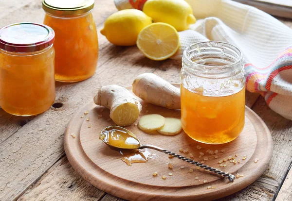 Ev yapımı zencefil ve limon ahşap arka plan üzerinde reçel. Kış aylarında bağışıklık sistemini desteklemek için doğal ürünler. Bitkisel ilaç. Sağlıklı gıda.