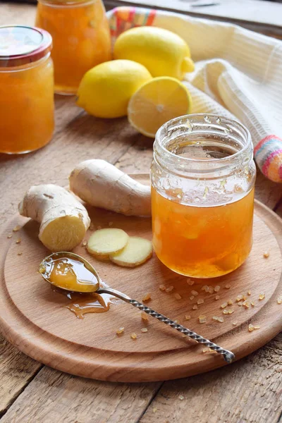 Ev yapımı zencefil ve limon ahşap arka plan üzerinde reçel. Kış aylarında bağışıklık sistemini desteklemek için doğal ürünler. Bitkisel ilaç. Sağlıklı gıda.