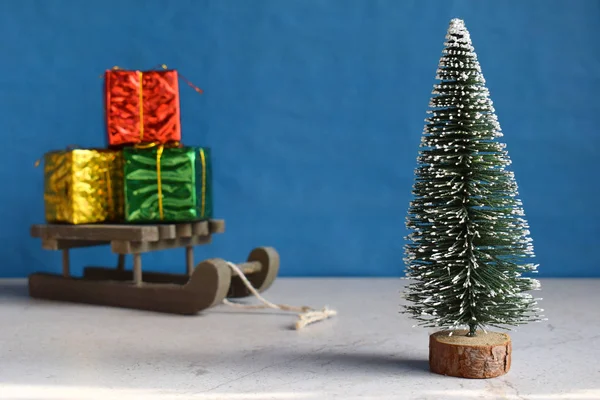 Faux Kerstboom Giften Weinig Slee Gelukkig Nieuw Jaar Merry Christmas — Stockfoto