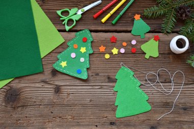El yapımı keçe kendi elleriyle Noel ağacından yapma. Çocuk DIY kavramı. Noel oyuncaklar dekorasyon veya tebrik kartı yapmak