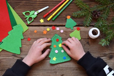 El yapımı keçe kendi elleriyle Noel ağacından yapma. Çocuk DIY kavramı. Noel oyuncaklar dekorasyon veya tebrik kartı yapmak. Adım 3. Oyuncak süslemeleri