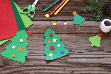 El yapımı keçe kendi elleriyle Noel ağacından yapma. Çocuk DIY kavramı. Noel oyuncaklar dekorasyon veya tebrik kartı yapmak
