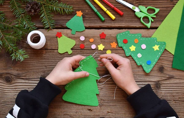 El yapımı keçe kendi elleriyle Noel ağacından yapma. Çocuk DIY kavramı. Noel oyuncaklar dekorasyon veya tebrik kartı yapmak