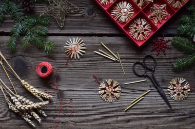 El yapımı Noel oyuncaklar üzerinden kendi elleriyle saman yapma. Çocuk DIY kavramı. Yapma xmas ağacı süsle