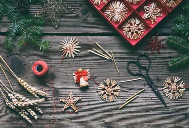 El yapımı Noel oyuncaklar üzerinden kendi elleriyle saman yapma. Çocuk DIY kavramı. Yapma xmas ağacı süsle