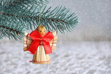 Saman beyaz zemin üzerine el yapımı Noel oyuncaklar. Mutlu Noeller ve mutlu yeni yıl kartı.