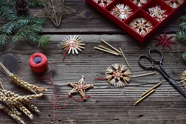 Yapımı Noel Oyuncaklar Üzerinden Kendi Elleriyle Saman Yapma Çocuk Diy — Stok fotoğraf