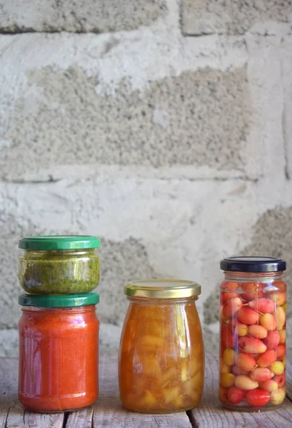 Verscheidenheid Van Geconserveerde Levensmiddelen Glazen Potten Augurken Jam Marmelade Sauzen — Stockfoto