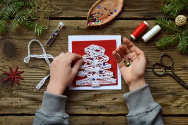 El yapımı Noel tebrik kartı üzerinden kendi elleriyle keçe yapım. Çocuk DIY kavramı. Noel dekorasyon yapma. Adım 3. Pullu ağaçtan Noel süslemeleri.