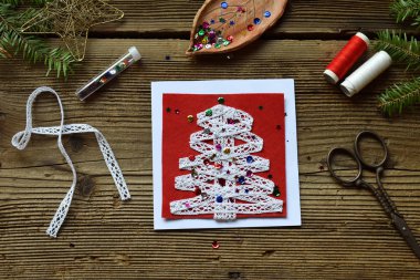 El yapımı Noel tebrik kartı üzerinden kendi elleriyle keçe yapım. Çocuk DIY kavramı. Noel dekorasyon yapma.