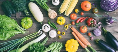 Meyve ve sebze ahşap arka plan üzerinde beyaz, sarı, yeşil, turuncu, kırmızı, mor. Sağlıklı gıda. Çok renkli çiğ gıda