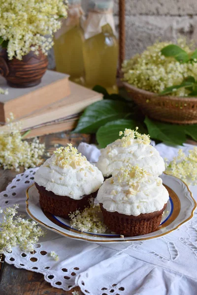 Chocolate Capcakes Vanilla Cream Sprinkled White Chocolate Elderberry Flowers Vintage — Stock Photo, Image