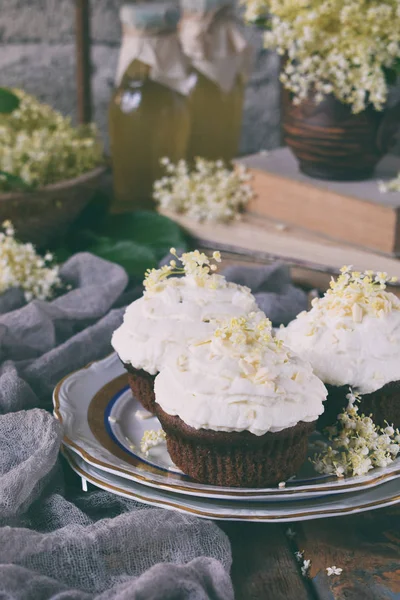 Chocolate Capcakes Vanilla Cream Sprinkled White Chocolate Elderberry Flowers Vintage — Stock Photo, Image