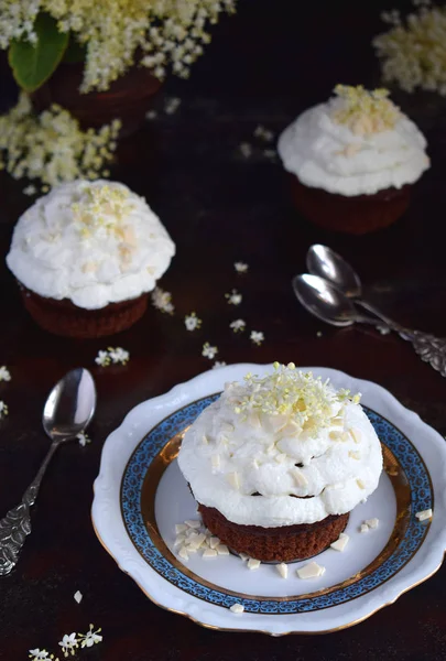 Chocolate Capcakes Vanilla Cream Sprinkled White Chocolate Elderberry Flowers Vintage — Stock Photo, Image
