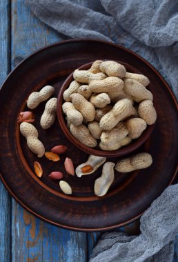 Fındık kabuğu ve ahşap zemin üzerine soyulmuş fıstık fıstık. Diyet ve sağlıklı beslenme. Çiğ gıda