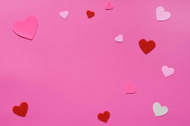 Pembe kalpler hissettim. St. Valentine's gün kavramı. Üstten görünüm, düz yatıyordu. Kopya alanı.