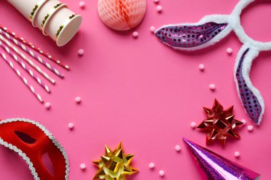 Karnaval aksesuarlar, pembe arka plan ayarlayın. Doğum günü veya kış parti sahne. Petek Top, saç çember şeklinde anten. Uzay kopyalayın. Üstten görünüm.